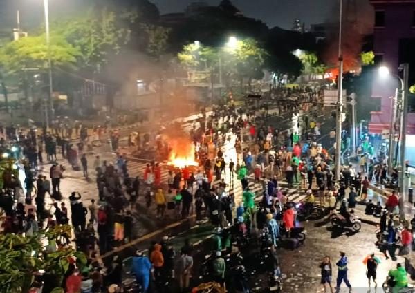 Massa saat berada di kawasan Mako Brimob Kwitang Jakarta, Jumat dini hari, 29 Agustus 2025. (Foto: ANTARA/Khaerul Izan)