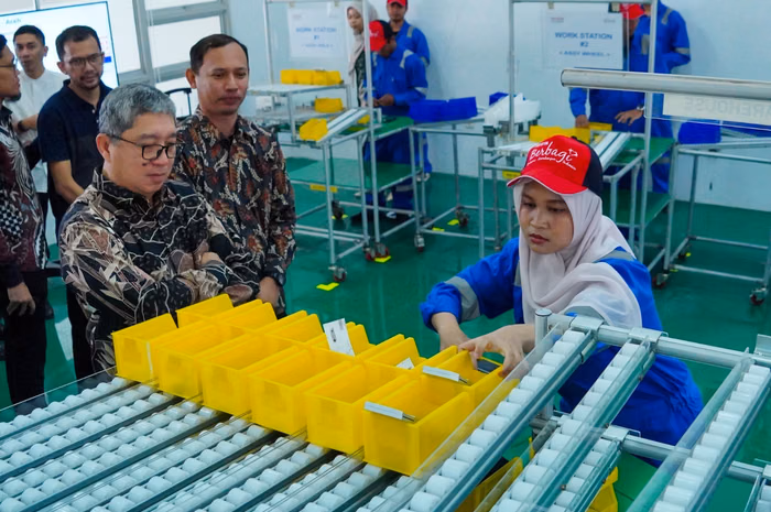 Presiden Direktur PT Toyota Motor Manufacturing Indonesia (TMMIN) Nandi Julyanto (kiri) didampingi Senior Lecturer Teknik Industri Fakultas Teknik Universitas Syiah Kuala (USK) Banda Aceh, Prima Denny Sentia (kanan) tengah melihat simulasi Toyota Production. (Foto: DOK TMMIN)