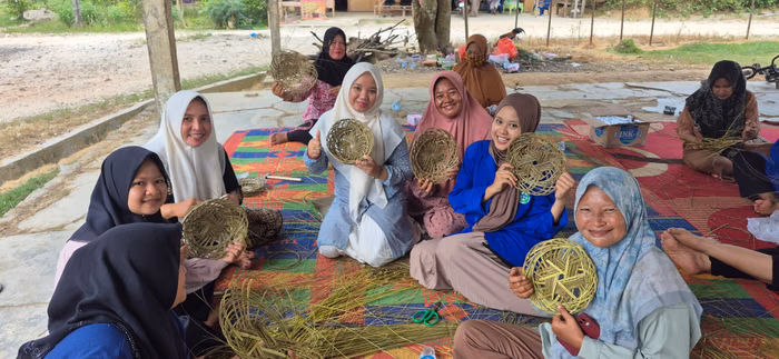 Kelompok wanita tani Desa Sukaramai Dua, Kecamatan Seruway, Kabupaten Aceh Tamiang, Provinsi Aceh sedang belajar membuat kerajinan tangan berbahan lidi limbah sawit. (Foto: MI/Amiruddin Abdullah Reubee)