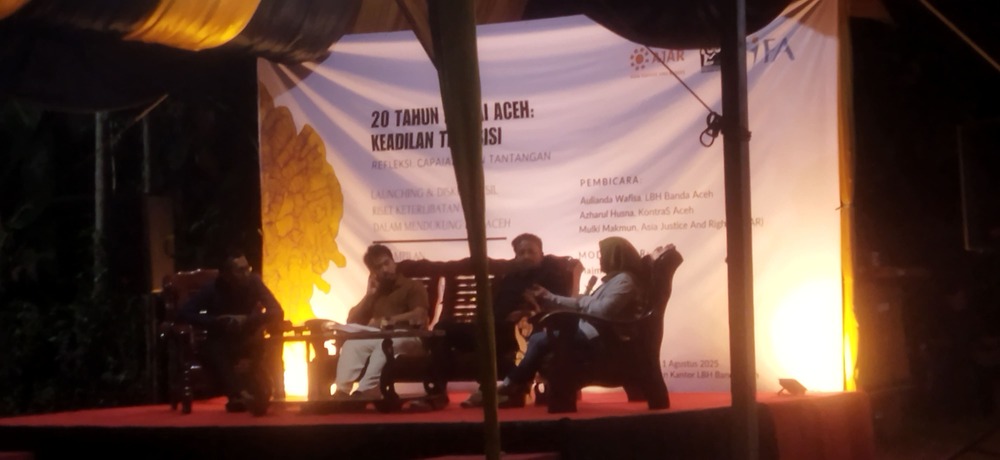 Koordinator Komisi untuk Orang Hilang dan Korban Tindak Kekerasan (KontraS) Aceh, Azharul Husna dalam acara peringatan 20 Tahun Damai Aceh: Keadilan Transisi di pelataran Lembaga Bantuan Hukum (LBH) Banda Aceh, Senin (11/8/2025) malam.
(Foto: Nukilan/Sammy)