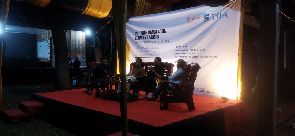 Direktur Lembaga Bantuan Hukum (LBH) Banda Aceh, Aulianda Wafisa dalam acara peringatan 20 Tahun Damai Aceh: Keadilan Transisi di pelataran LBH Banda Aceh, Senin (11/8/2025) malam. (Foto: Nukilan/Sammy)