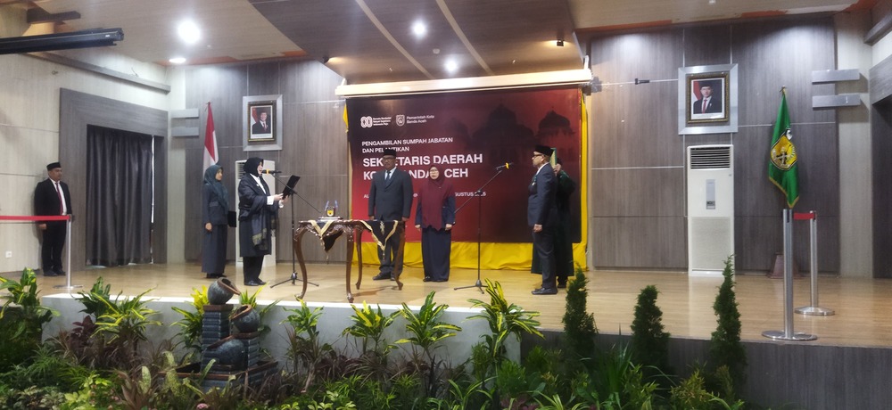 Wali Kota Banda Aceh, Illiza Sa'aduddin Djamal secara resmi melantik Jalaluddin, ST, MT sebagai Sekda Kota Banda Aceh definitif di Aula Mawardy Nurdin, Balai Kota Banda Aceh, Selasa (19/8/2025). (Foto: Nukilan/Sammy)