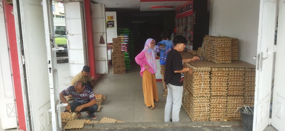 Toko Istana Telur, Peunayong, Banda Aceh, Rabu (27/8/2025). (Foto: Nukilan/Sammy)