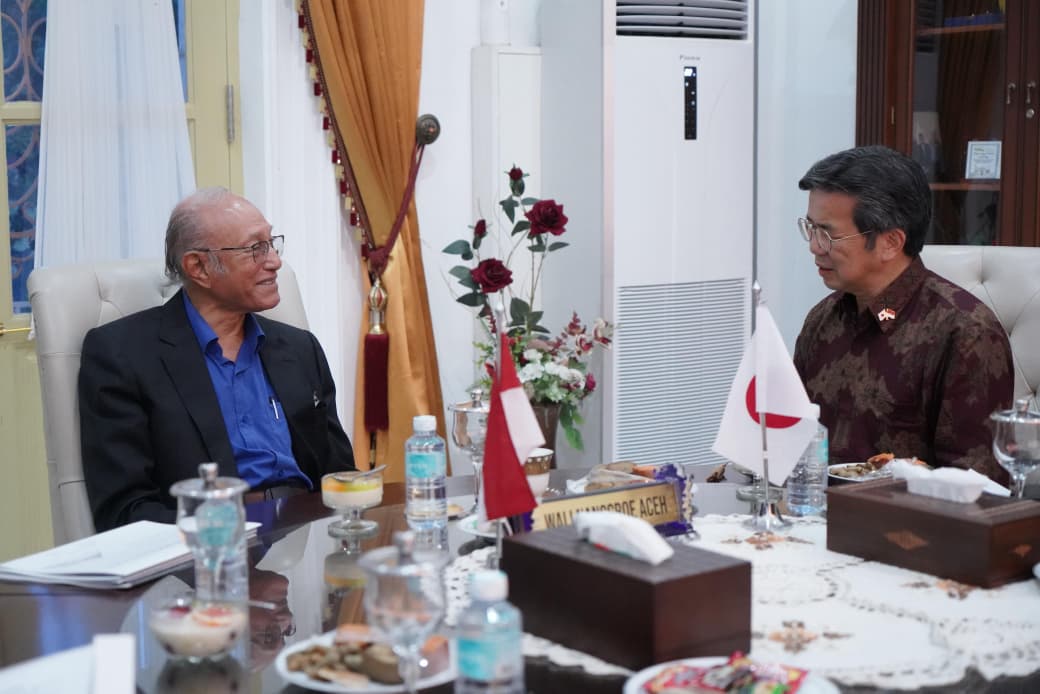 Konsul Jenderal Jepang di Medan, Furugori Toru, bertemu dengan Wali Nanggroe Aceh, Paduka Yang Mulia Tgk Malik Mahmud Al Haythar, di Meuligoe Wali Nanggroe, Aceh Besar. (Foto: HUMAS LWN)