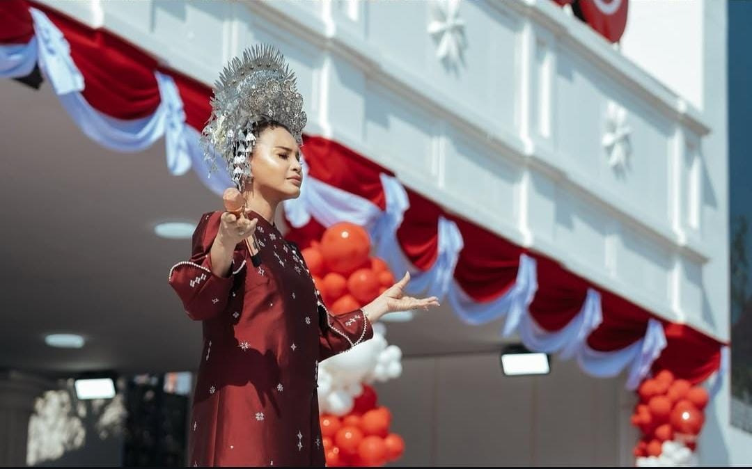 Penyanyi pop Rossa dengan suara khasnya melantunkan lagu "Indonesia Pusaka" karya Ismail Marzuki yang diaransemen Anto Hoed pada rangkaian upacara Hari Ulang Tahun Republik Indonesia ke-80 di Istana Merdeka, Jakarta, Minggu (17/8/2025). (Foto: Tangkapan Layar)