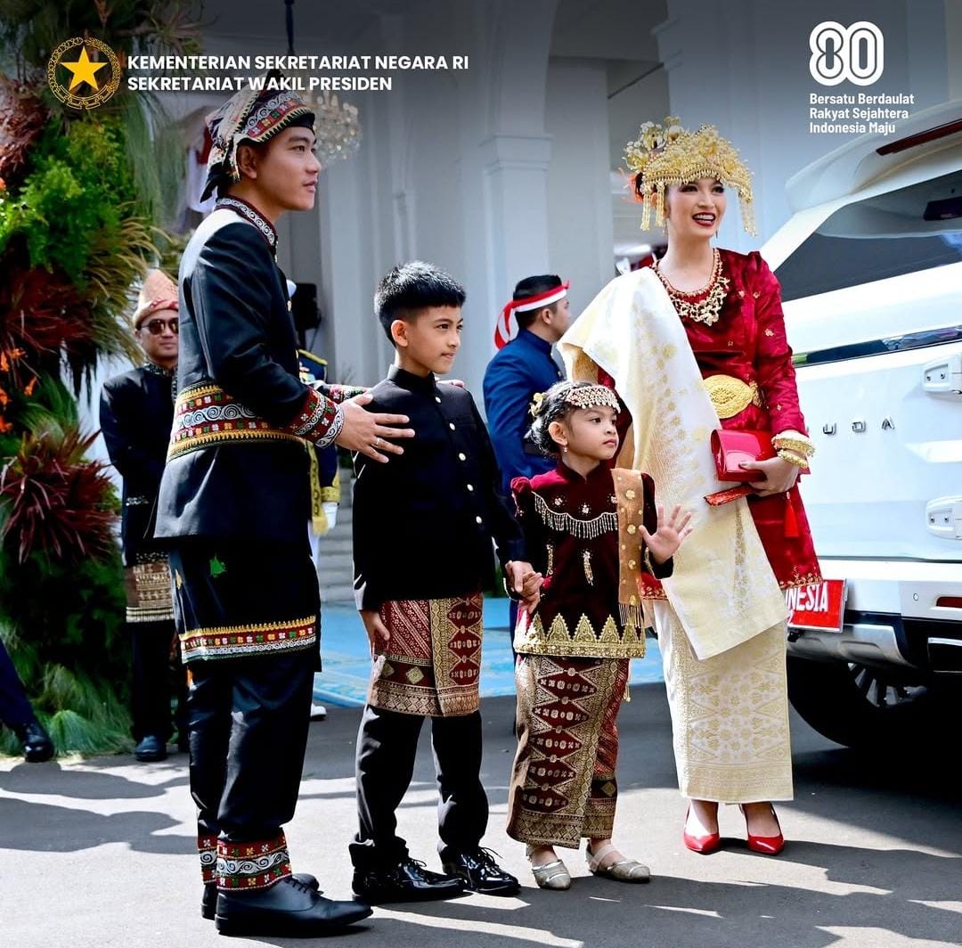 Wakil Presiden (Wapres) RI Gibran Rakabuming Raka bersama keluarga menghadiri upacara Hari Ulang Tahun (HUT) ke-80 Kemerdekaan RI di Istana Merdeka, Jakarta, Minggu (17/8/2025). (Foto: Sekretariat Wakil Presiden)