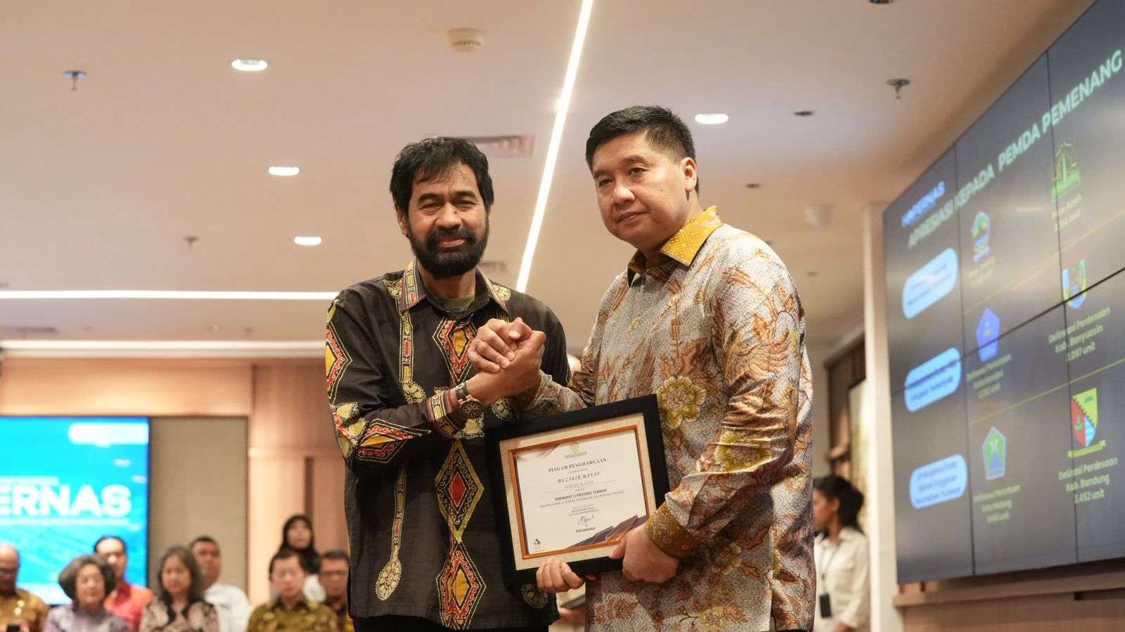 Gubernur Aceh, Muzakir Manaf saat menerima penghargaan yang diberikan langsung oleh Mentri PKP, Maruarar Sirait, yang juga di hadiri oleh sebagian Menteri Kebinet Merah Putih, Senin, 25 Agustus, 2025. (Foto: Humas BPPA)