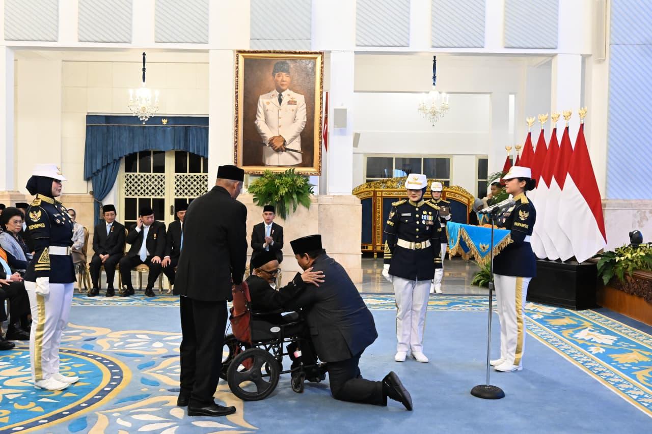 Presiden Anugerahkan Bintang Jasa Utama kepada Teungku Nyak Sandang, Patriot Aceh dalam Sejarah Penerbangan RI. (Foto: Humas Aceh)