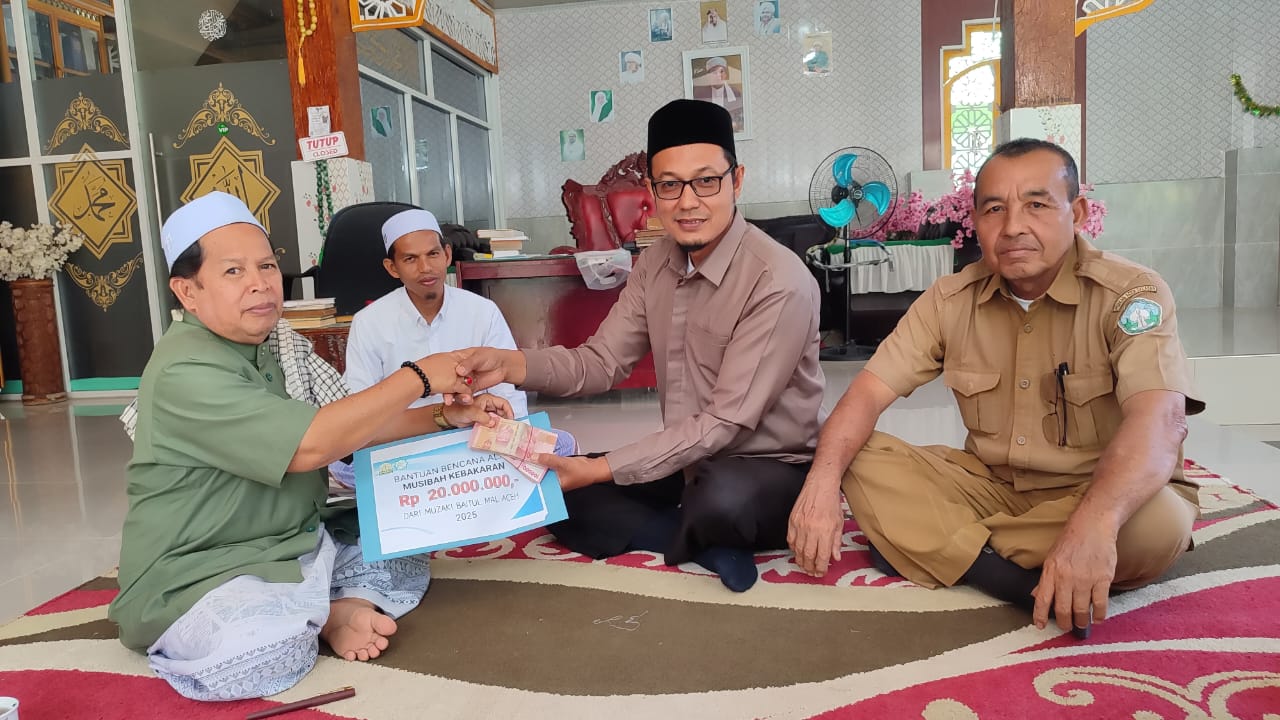 Baitul Mal Aceh Serahkan Bantuan untuk Korban Kebakaran Dayah Darul Amilin dan Rumah Warga di Aceh Selatan. (Foto: For Nukilan)