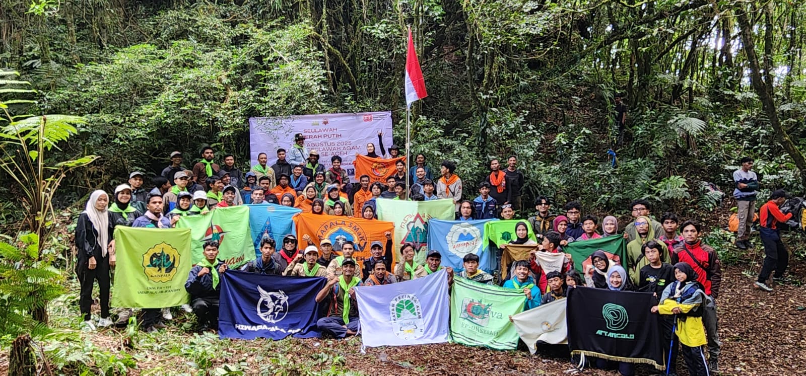 Mapala dan Komunitas Pecinta Alam Aceh Kibarkan Bendera Merah Putih di Puncak Seulawah Agam. (Foto: For Nukilan)