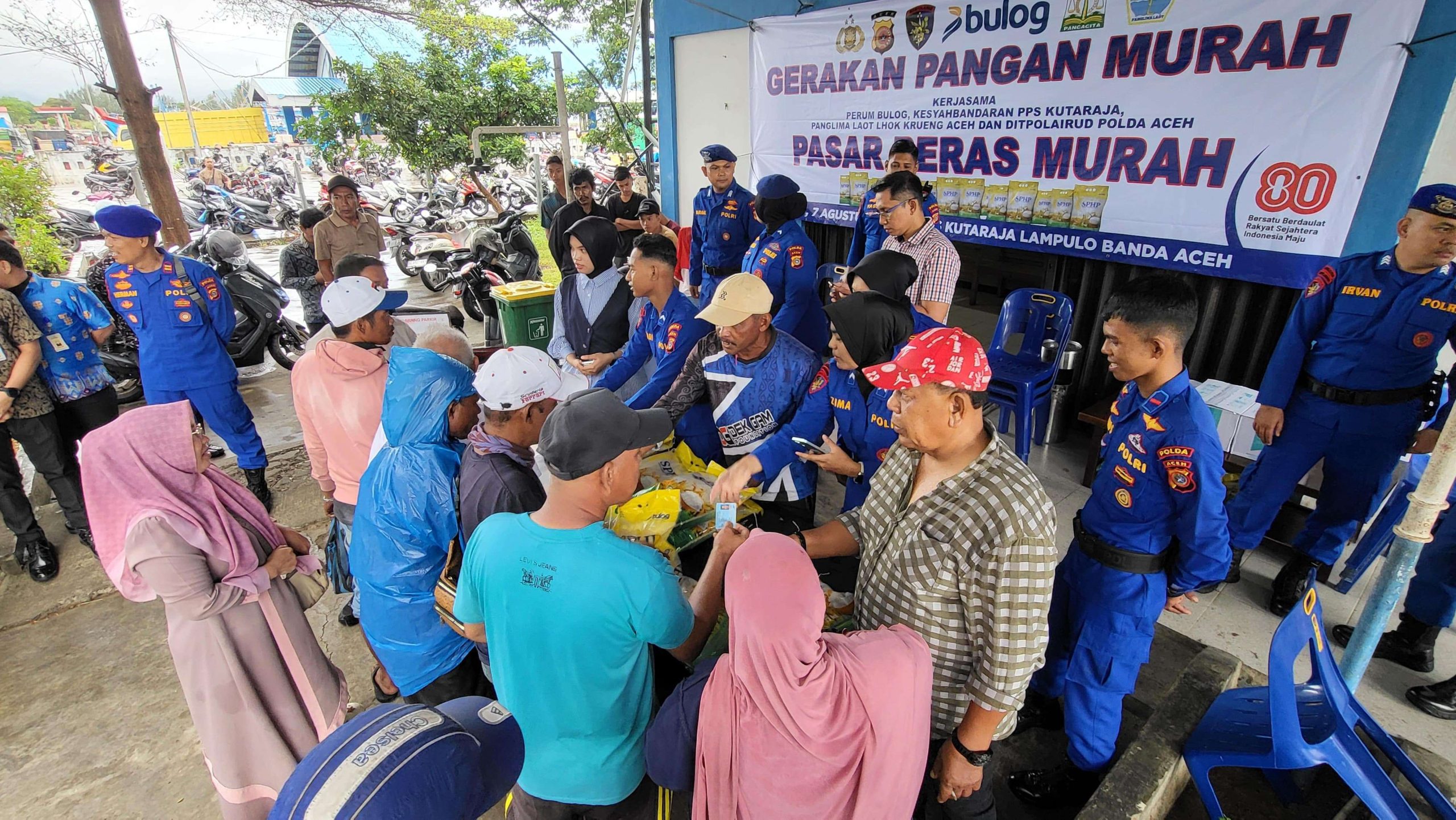 Polisi Salurkan 1,2 Ton Beras Murah di Banda Aceh. (Foto: Polda Aceh)