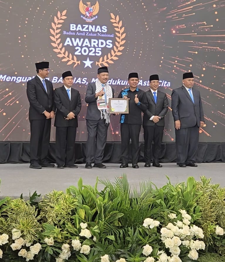 Bupati Aceh Selatan diwakili oleh Wakil Bupati, H. Baital Mukadis, SE menerima penghargaan BAZNAS Award 2025 dalam kategori Kepala Daerah Pendukung Gerakan Zakat Indonesia. (Foto: For Nukilan)