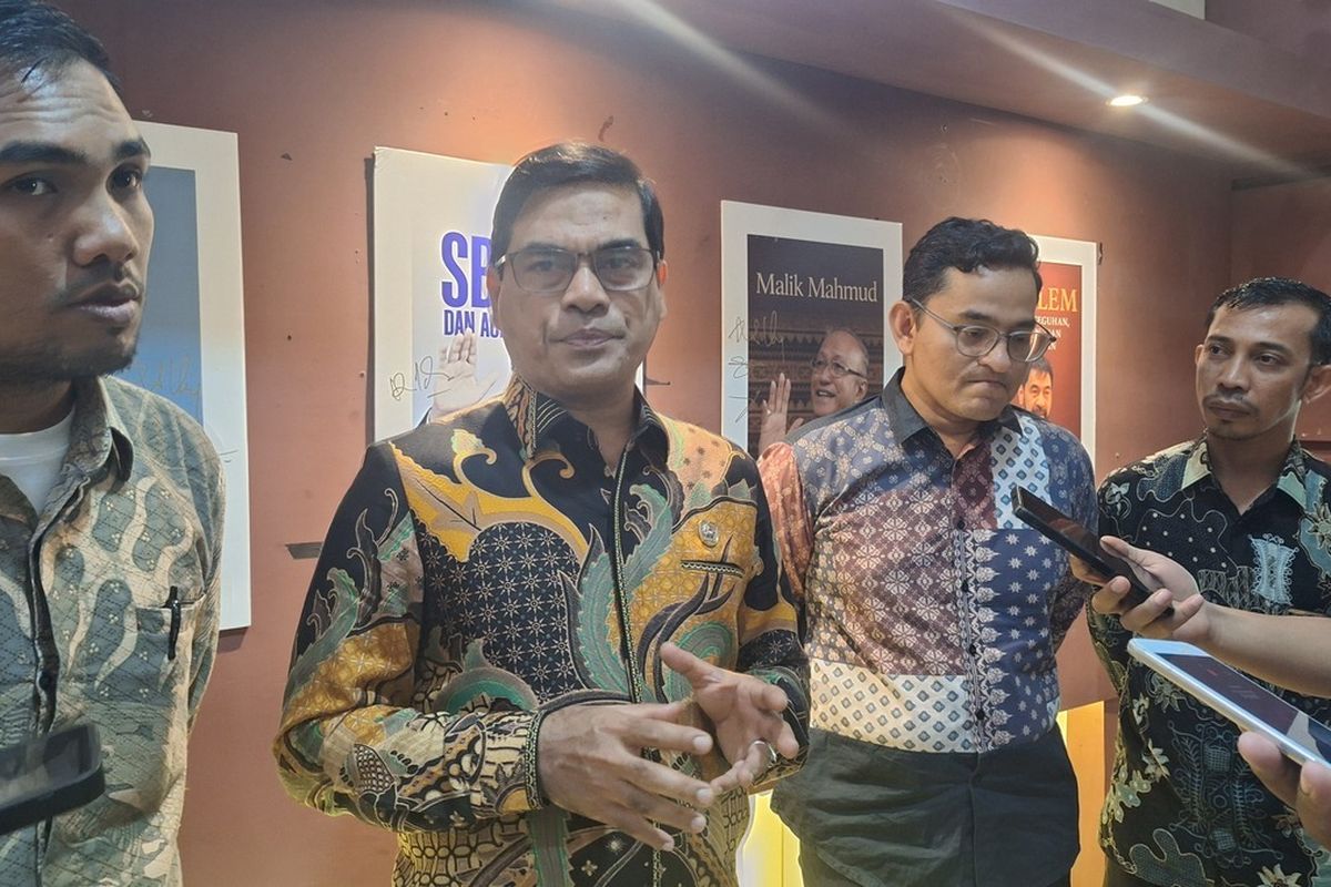 Rektor UIN Ar-Raniry, Prof Mujiburrahman (tengah), saat diwawancarai awak media terkait 20 tahun perdamaian Aceh, Kamis (14/8/2025).(Foto: Kompas.com/Zuhri Noviandi)