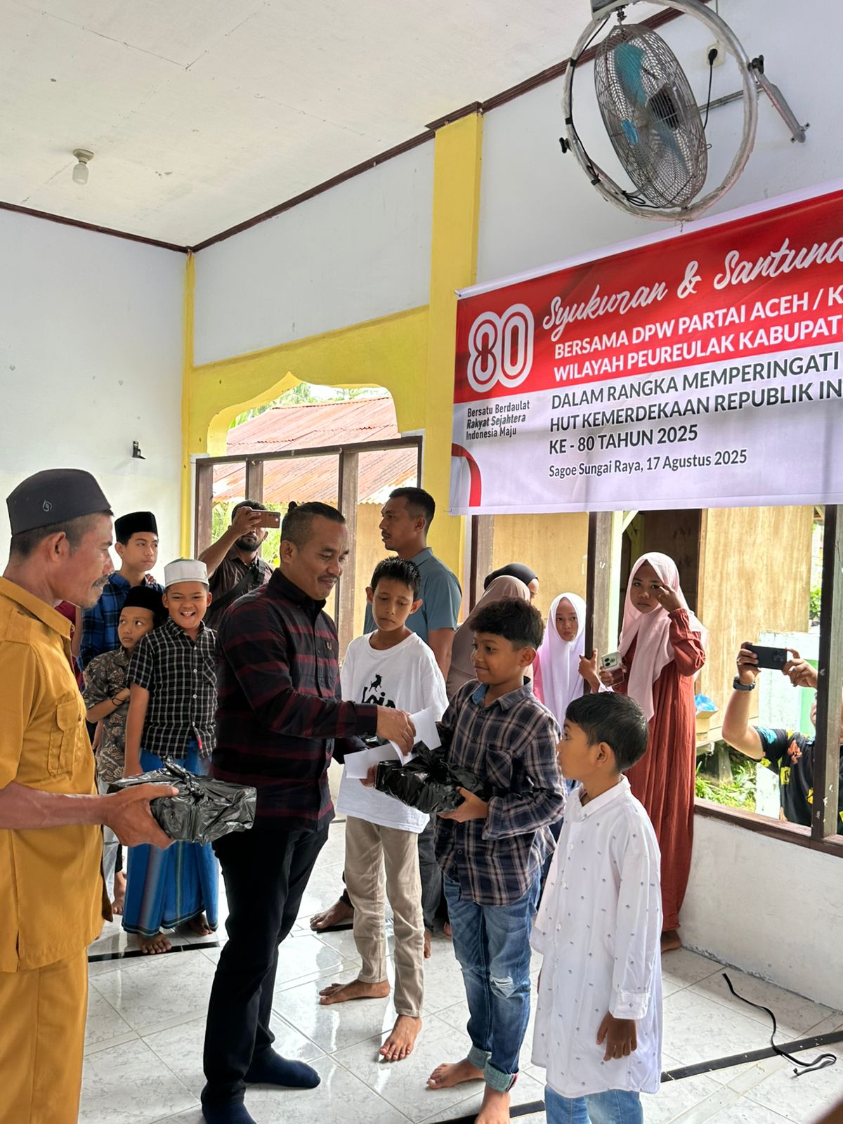 Dewan Pimpinan Wilayah (DPW) Partai Aceh/KPA wilayah Peureulak menggelar syukuran dan santunan anak yatim di Meunasah Dusun Sepakat, Desa Labuhan Kede, Kecamatan Sungai Raya, Aceh Timur, Minggu (17/8/2025). (Foto: For Nukilan)