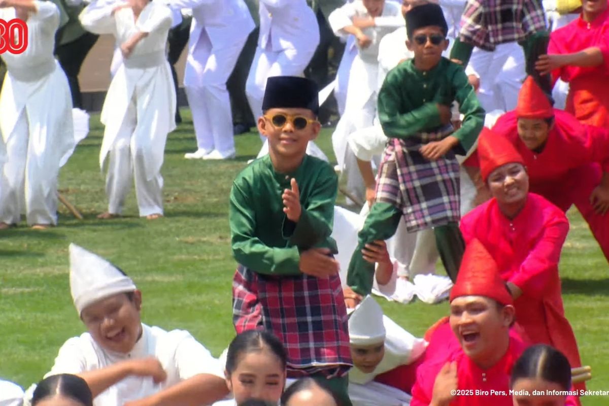 Tarian viral aura farming khas pacu jalur ikut memeriahkan acara Hari Ulang Tahun (HUT) Ke-80 RI di halaman Istana Merdeka, Jakarta, Minggu (17/8/2025).(Foto: YouTube Sekretariat Presiden)