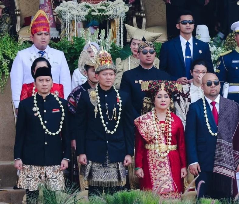 Menteri Koordinator Bidang Infrastruktur dan Pembangunan Kewilayahan, Agus Harimurti Yudhoyono (AHY), tampil mengenakan baju adat Aceh saat menghadiri Upacara Hari Ulang Tahun (HUT) Ke-80 Kemerdekaan Republik Indonesia di Halaman Istana Merdeka, Jakarta Pusat, Ahad (17/8/2025). (Foto: Tangkapan Layar)