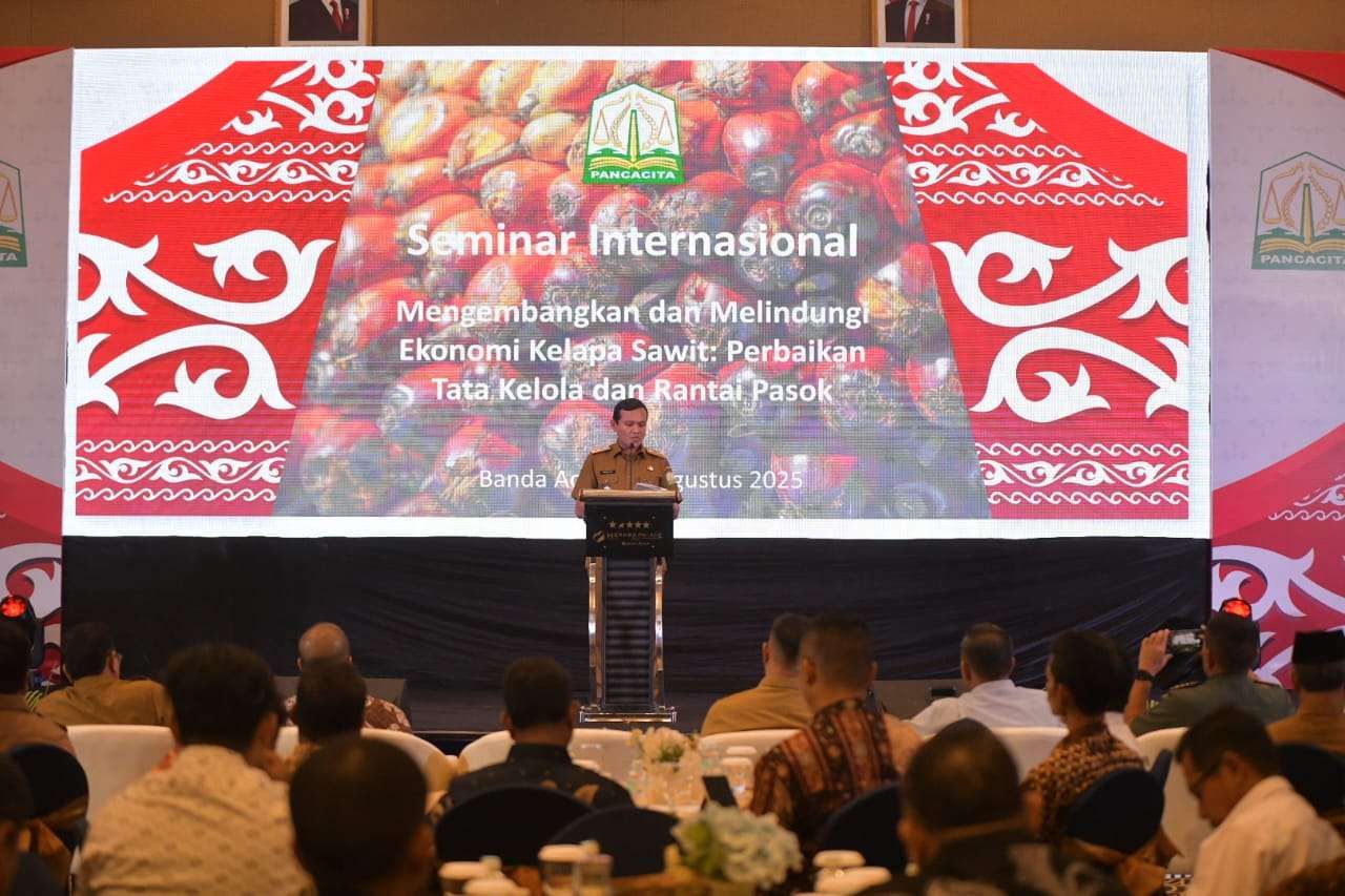 Wagub Aceh, Fadhlullah, SE membuka seminar Internasional mengembangkan dan melindungi ekonomi kelapa sawit, perbaikan tata kelola serta rantai pasok dengan para NGO, Perusahaan, Bupati/Walikota di Hermes Palace Hotel, Selasa, (12/08/2025). (Foto: Humas Pemerintah Aceh.)