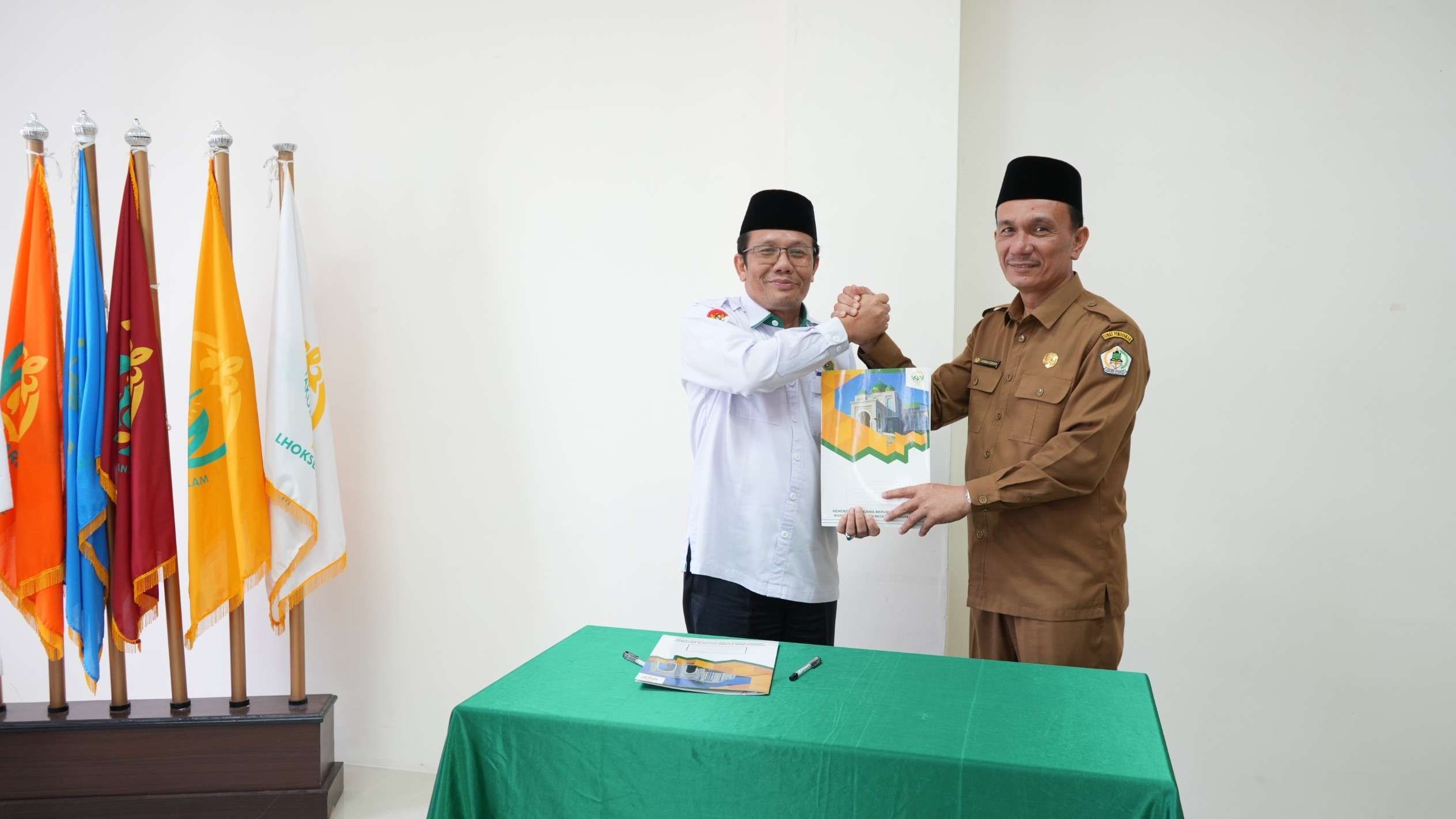 Rektor UIN SUNA, Prof. Dr. Danial, M.Ag dan Kepala Dinas Pendidikan dan Kebudayaan Kabupaten Aceh Utara, Jamaluddin, M.Pd. Selasa (12/08/2025) menandatangani MoU Kerja sama yang difokuskan pada pengembangan daerah, khususnya dalam bidang pendidikan dan sumber daya manusia. (Foto: Dok UIN SUNA)