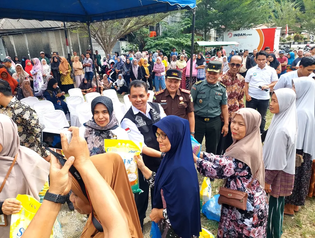 Wakil Bupati Aceh Selatan, Baital Mukadis, menyalurkan bantuan sembako kepada masyarakat yang membutuhkan di Alun-alun depan Kantor Bupati Aceh Selatan, Tapaktuan, Kamis (7/8/2025). (Foto: Instagram @baital_mukadis)