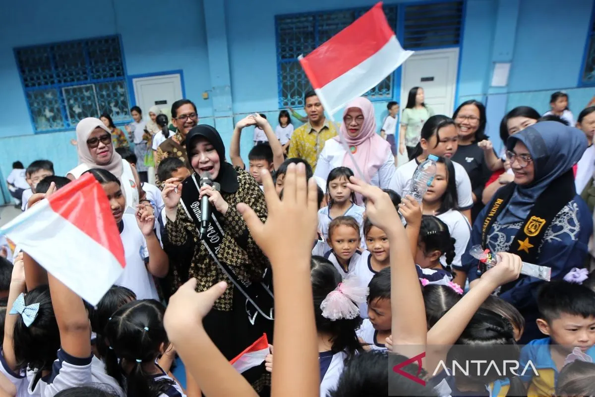Para siswa TK dan SD Methodist Banda Aceh antusias menyambut kedatangan Wali Kota sekaligus Bunda PAUD Kota Banda Aceh, Illiza Sa’aduddin Djamal, dalam rangkaian kegiatan edukatif dan pemeriksaan kesehatan anak usia dini, Sabtu (2/8/2025). (Foto: ANTARA/HO)