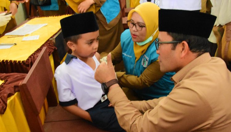 upati Aceh Tengah Drs. Haili Yoga, M.Si secara resmi meluncurkan pelaksanaan Bulan Imunisasi Anak Sekolah (BIAS) dan layanan cek kesehatan gratis di MIN 8 Takengon, Selasa Pagi (12/08/2025). (Foto: HUMAS Pemkab Aceh Tengah)