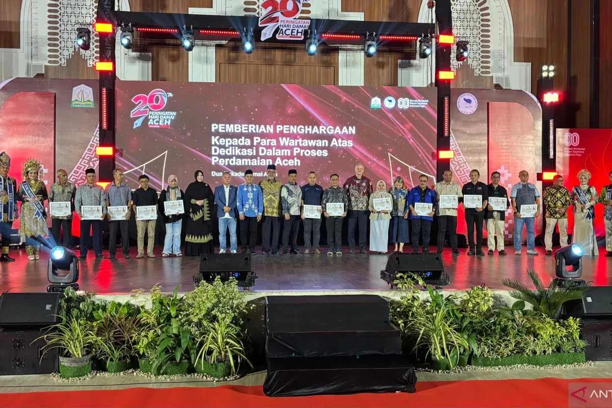 Pemberian piagam penghargaan kepada jurnalis Aceh atas dedikasi dalam proses perdamaian Aceh, di Banda Aceh, Jumat malam (15/8/2025). (Foto: ANTARA/Rahmat Fajri)