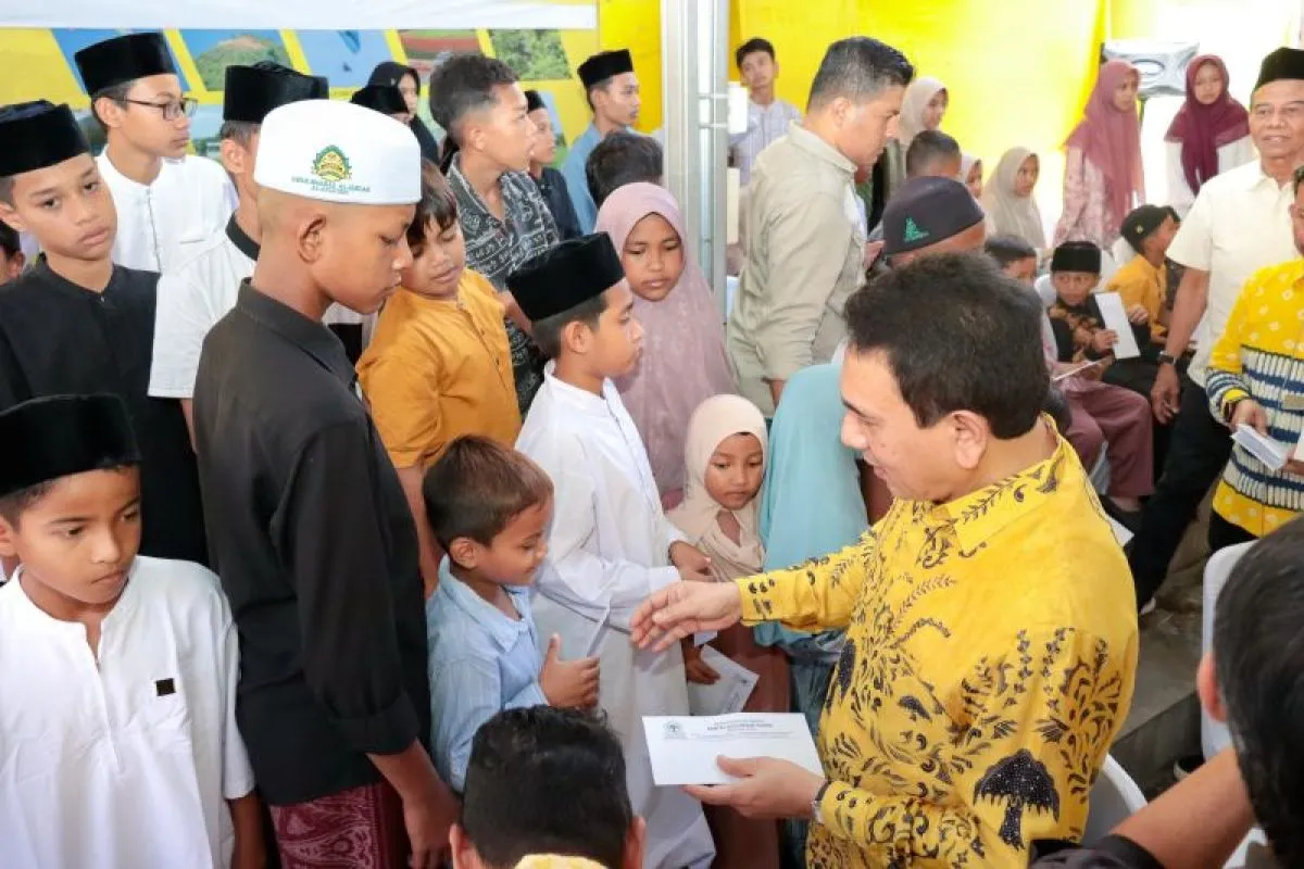 Dewan Pimpinan Daerah (DPD) I Partai Golkar Aceh memberikan santunan kepada 80 anak yatim dalam rangka syukuran memperingati 20 tahun perdamaian Aceh dan HUT ke-80 Kemerdekaan Republik Indonesia di Banda Aceh, Senin (Foto: Humas Golkar)