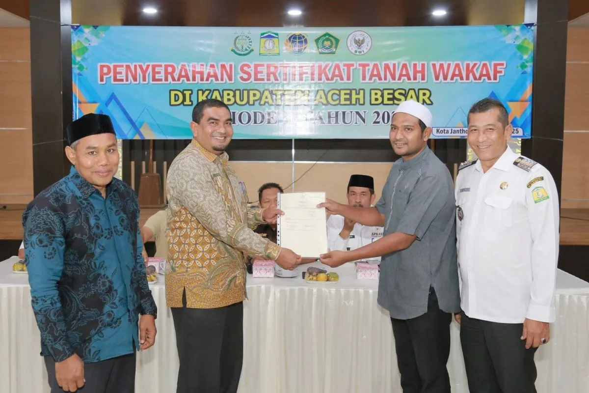 Kejari dan Kemenag Aceh Besar Serahkan 80 Sertifikat Tanah Wakaf kepada Nazir. (Foto: Kemenag Aceh Besar)