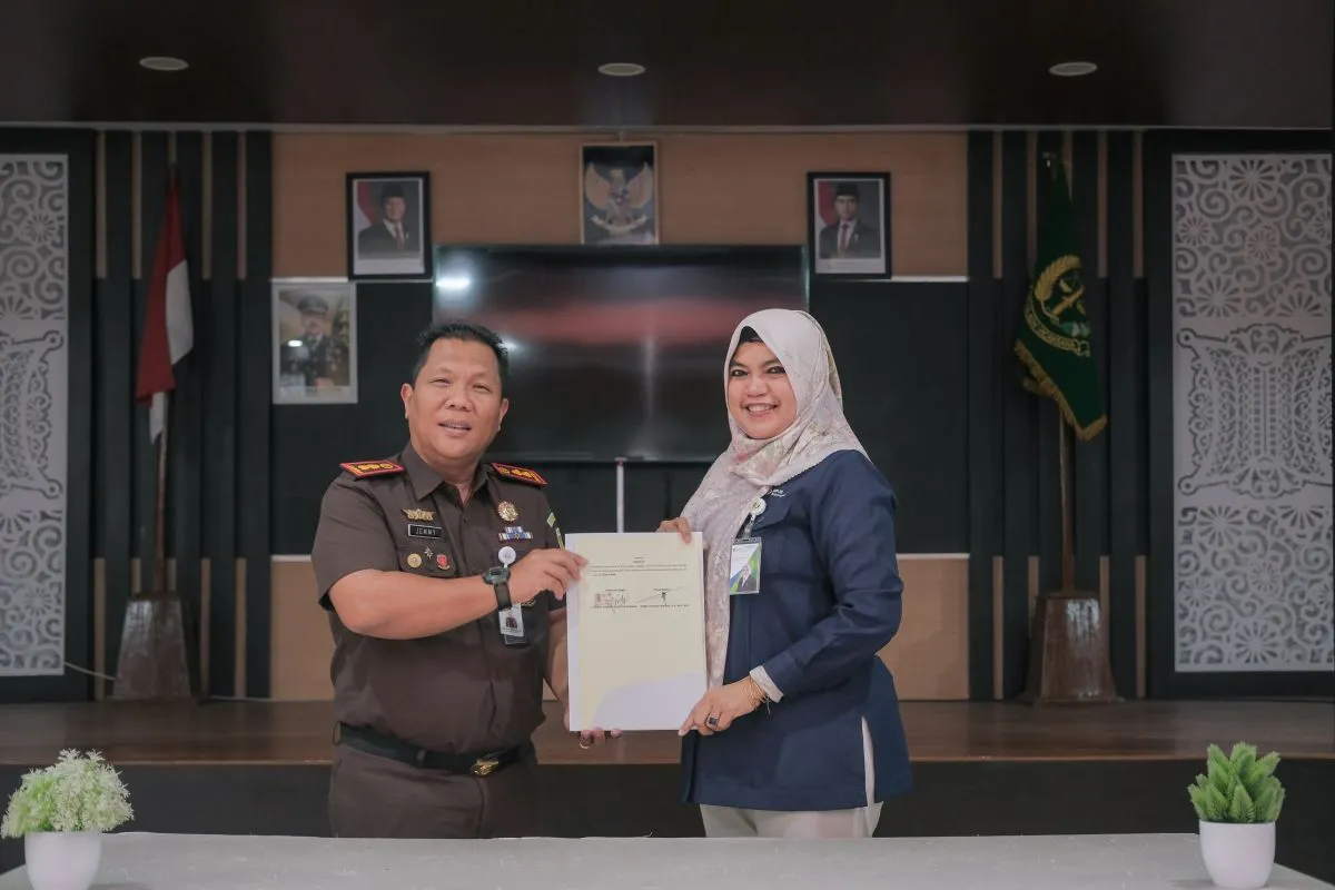 Kepala Kejaksaan Negeri Aceh Besar, Jemmy Novian Tirayudi dan Kepala BPJS Ketenagakerjaan Banda Aceh, Ferina Burhan melakukan penandatangan kerja sama di Kantor Kejaksaan Negeri Aceh Besar.  (Foto: BPJS Ketenagakerjaan)