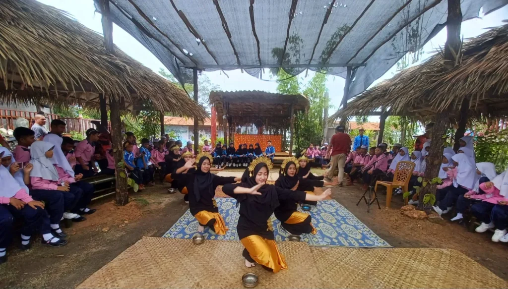 Mahasiswa Kuliah Kerja Mahasiswa (KKM) Internasional Universitas Iskandar Muda (Unida) berhasil mencuri perhatian masyarakat Toknaebaeming, Narathiwat, Thailand Selatan. (Foto: LLDIKTI XIII)