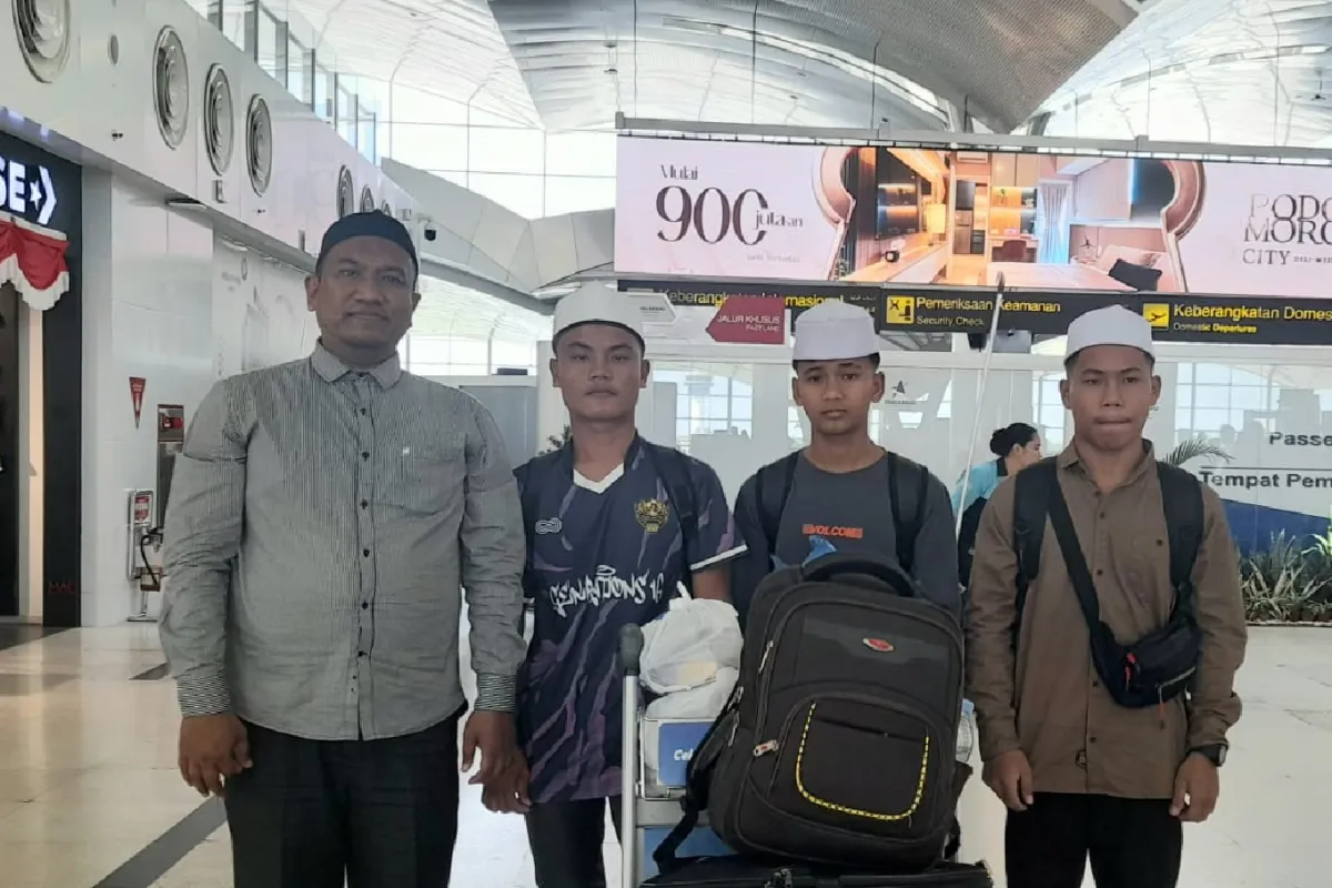 Sekretaris FDP, Dr Abizal M Yati saat melepas keberangkatan tiga anak asuh FDP untuk melanjutkan pendidikan ke madrasah Mustafawiyah, Kedah, Malaysia melalui Bandara Internasional Kualanamu, Sumatera Utara, Jumat (22/8/2025) (Foto: FDP)