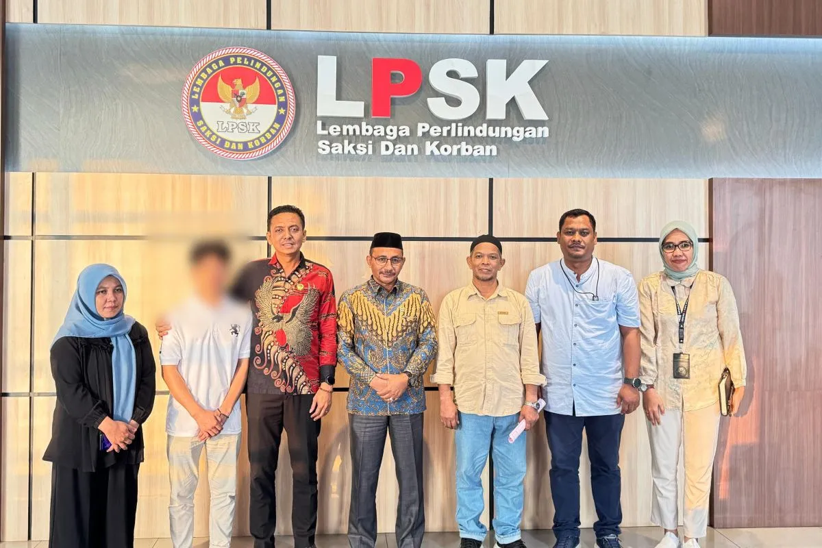Anggota DPD RI asal Aceh Sudirman Haji Uma saat mendampingi korban dugaan penganiayaan ke LPSK, di Jakarta, Sabtu (23/8/2025). (Foto: Tim Sudirman Haji Uma)