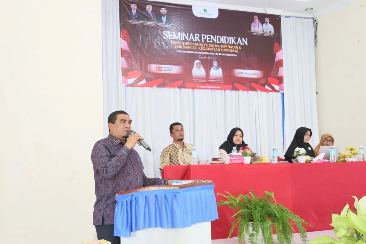 Kakankemenag Aceh Besar H Saifuddin membuka seminar pendidika di Lhoknga, Sabtu (23/8/2025) (Foto: Humas kemenag Aceh Besar)