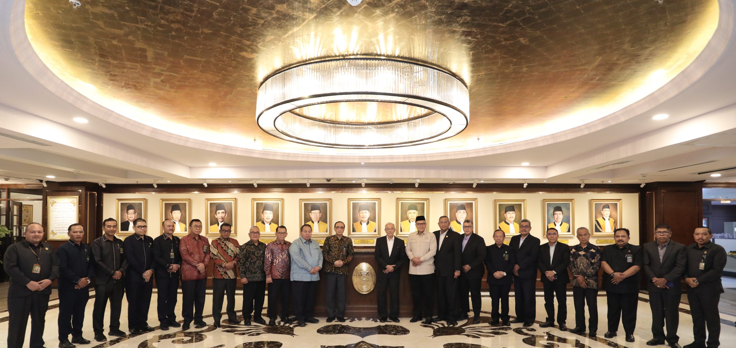 Wali Nanggroe menilai pelaksanaan syariat Islam di Aceh “belum sepenuhnya sesuai harapan” sehingga diperlukan sinergi lebih kuat antara Pemerintah Aceh dan Mahkamah Syar’iyah. Langkah itu diwujudkan melalui inisiatif pembentukan OPD khusus. (Foto: MA)