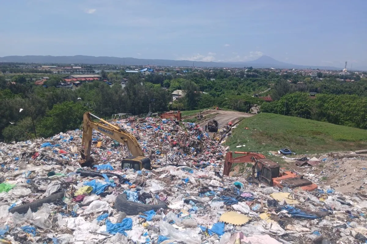 Ekskavator sedang menata sampah di TPA Gampong Jawa Banda Aceh, Rabu (7/8/2025).  (Foto: ANTARA/Rahmat Fajri)