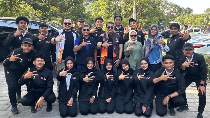 Menteri Ekonomi Kreatif Indonesia, Teuku Riefky Harsya foto bersama Marching Band Gita Handayani Dinas Pendidikan Aceh di lokasi lomba, Lombok, NTB, Senin (28/7/2025). Dalam ajang Fornas VIII ini, Gita Handayani meraih 3 medali emas, 1 perak, dan 1 perunggu. (Foto: Disdik Aceh)