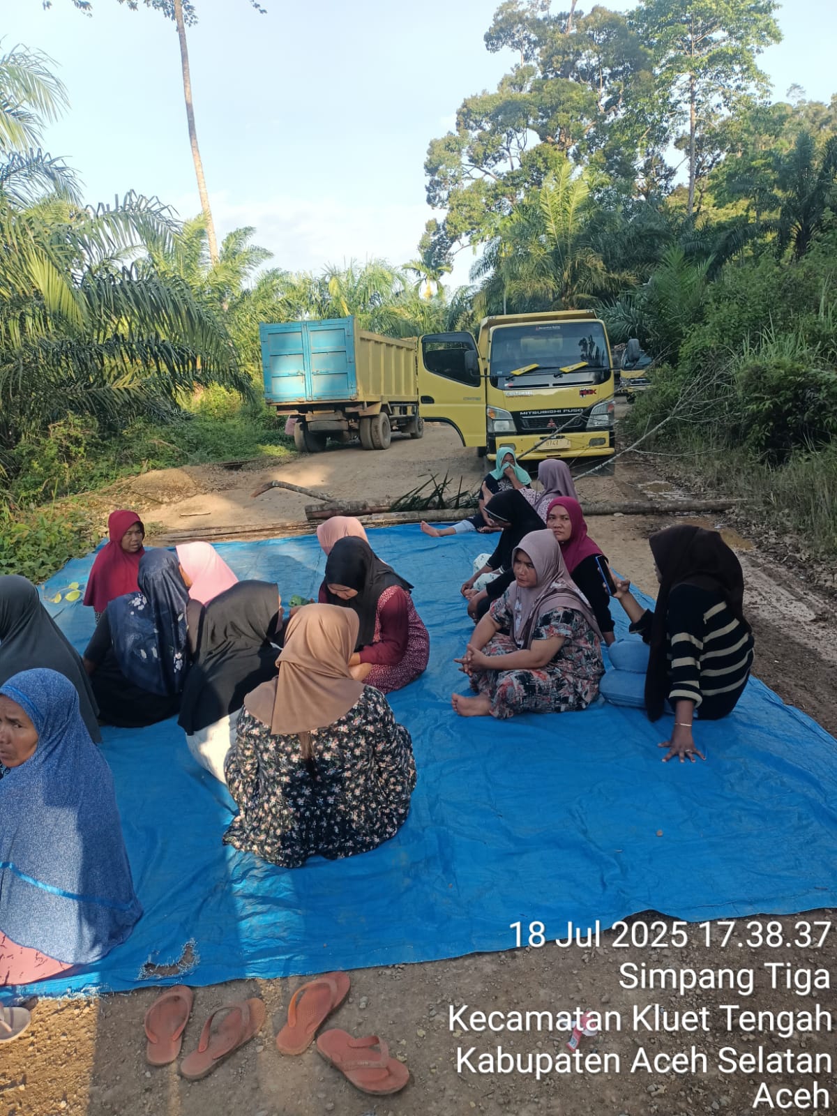 Forum Perempuan Gampong Simpang Tiga memblokade jalan menuju tambang. (Foto: For Nukilan)