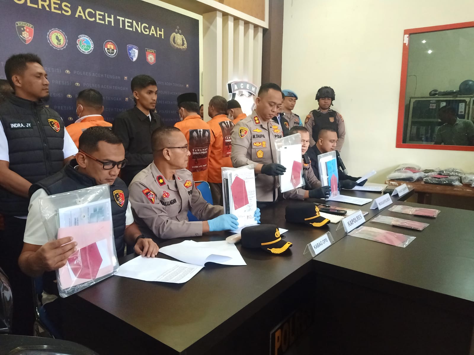 Para tersangka korupsi Pasar Bale Atu Takengon membelakangi kamera ketika penyidik Polres Aceh Tengah menyelenggarakan konfrensi Pers, Kamis (07/08/2025). (Foto Dok Nukilan/Baga)