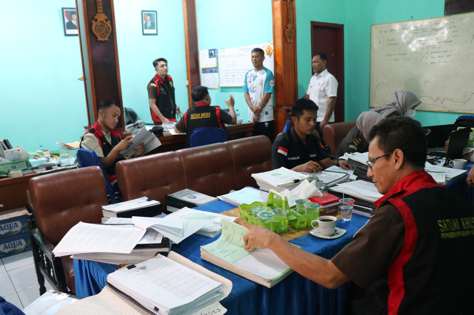 Tim penyik saat menggeledah Kantor Keuchik Gampong Cot Ba'u, Kecamatan Sukajaya, Kota Sabang, Rabu (13/8/2025).  Foto: Dok. Kejari Sabang
