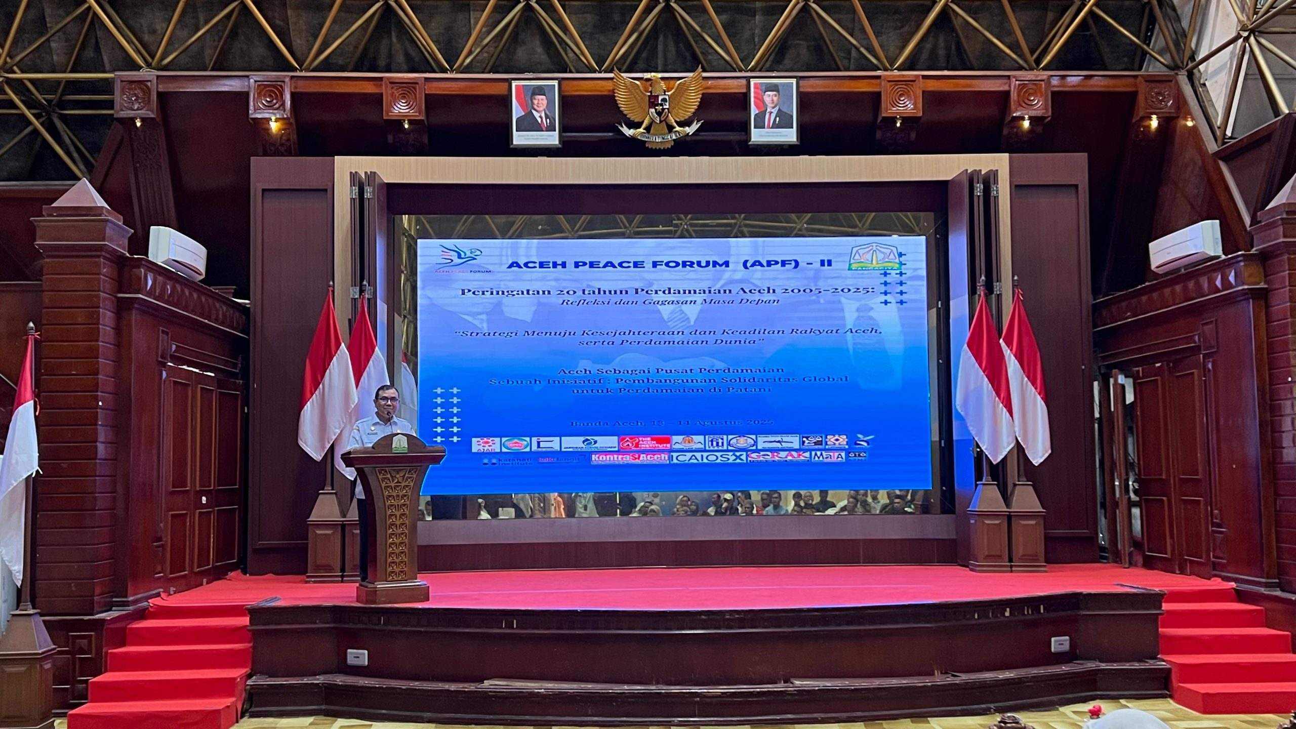 Plt Kepala Sekretariat Badan Reintegrasi Aceh (BRA), Mahdi Effendi saat membuka Aceh Peach Forum II di Anjong Mon Mata, Banda Aceh, pada Rabu 13 Agustu 2025. (Foto: Nukilan/Rezi)