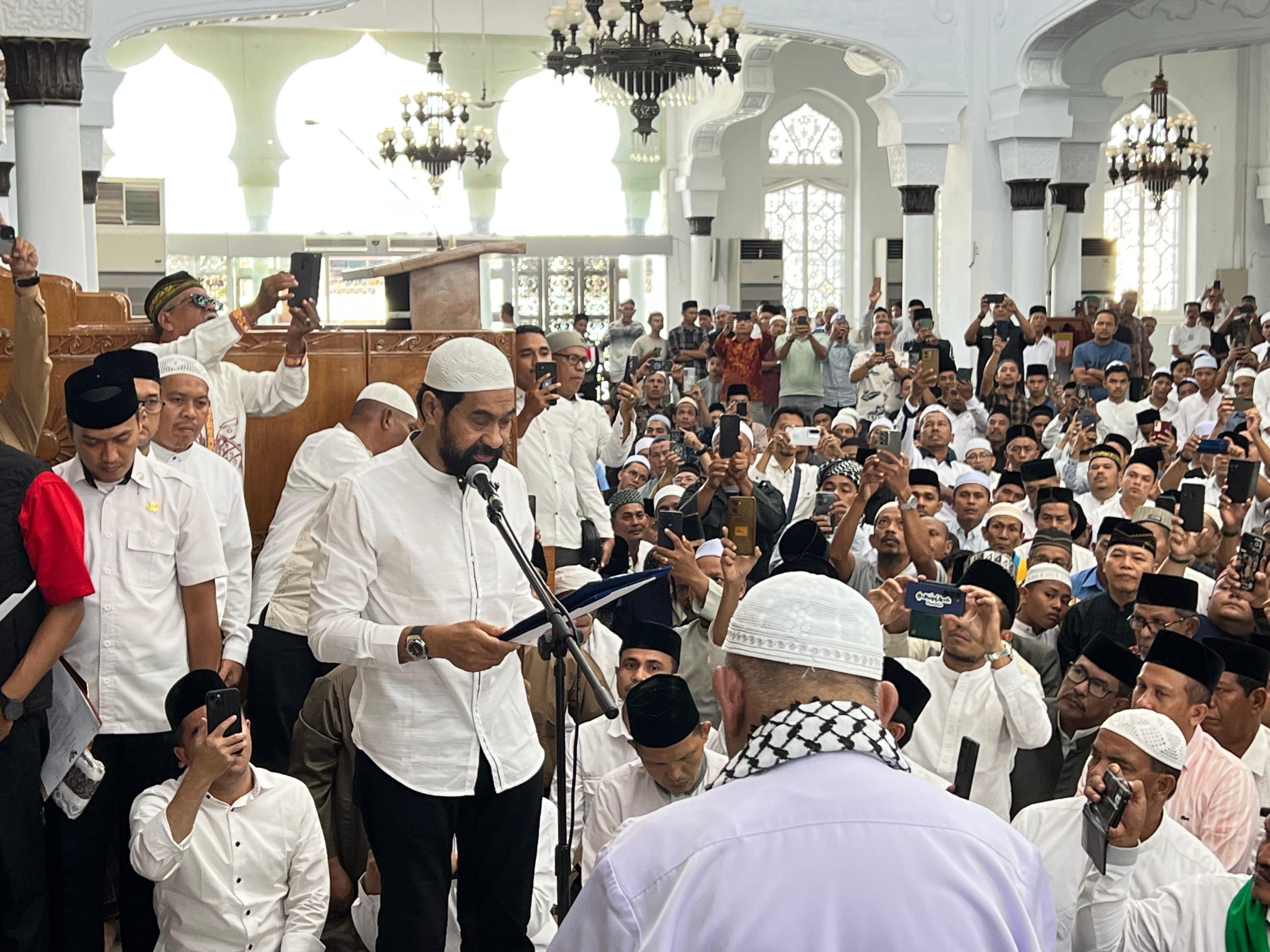 Prosesi pengukuhan Abu Paya Pasi sebagai Imam Besar Masjid Raya Baiturrahman. (Foto: Nukilan/Rezi)