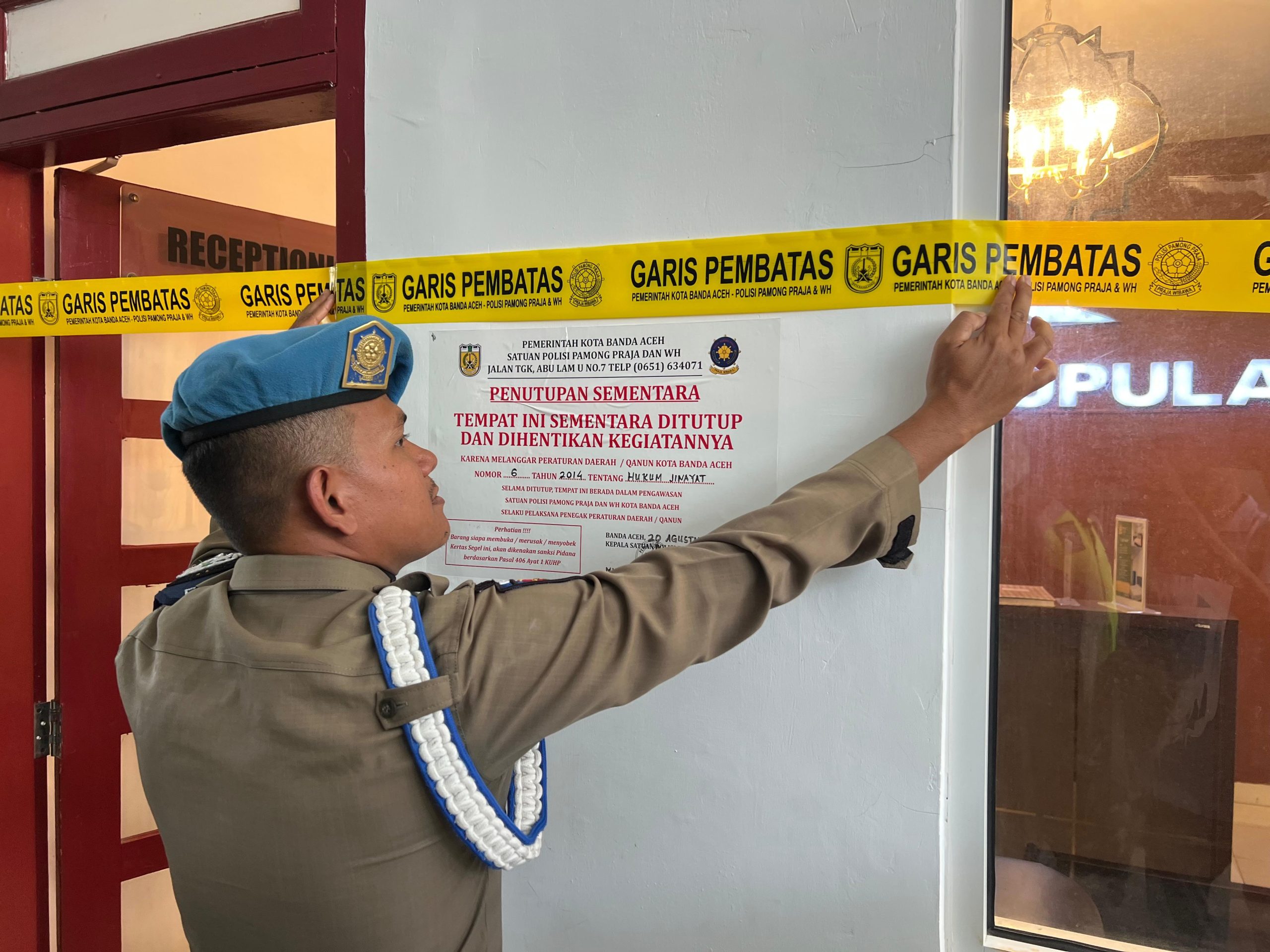 Penyegelan kos dan hotel Kupula. (Foto: Nukilan/Rezi)