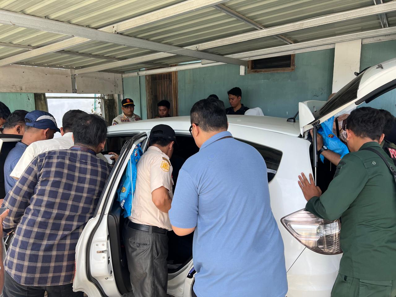 Penggeledahan mobil milik salah seorang tamu Kostel Kupula. (Foto: Nukilan/Rezi)