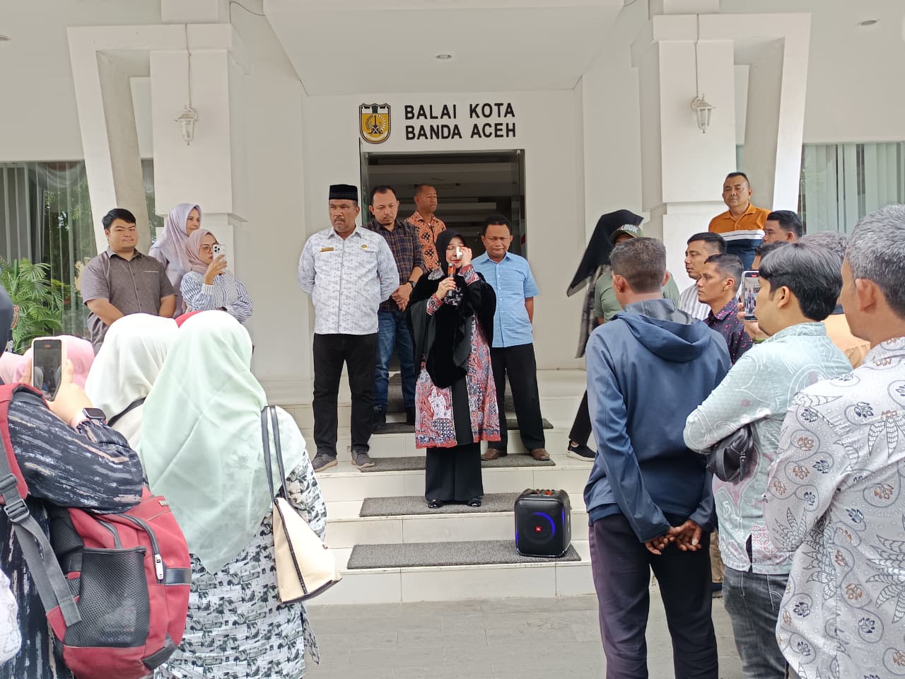 Wali Kota Banda Aceh, Illiza Sa'aduddin Djamal saat menerima audiensi tenaga kontrak di Balai Kota Banda Aceh. (Foto: Nukilan/Rezi)