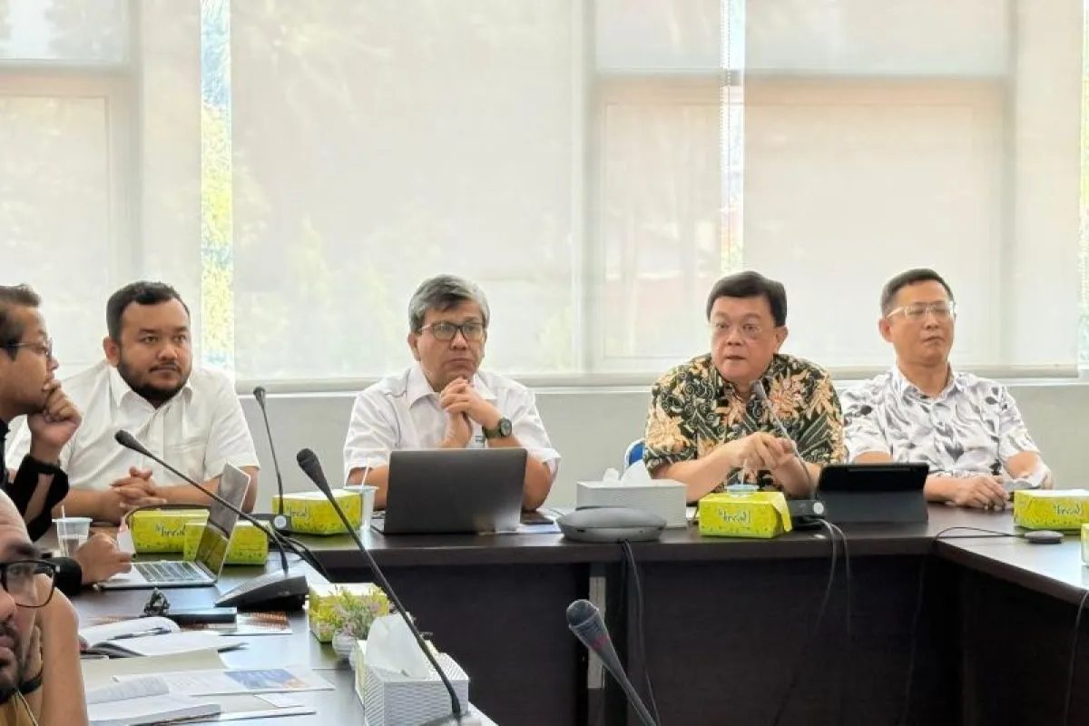 Plh Kepala DPMPTSP Aceh Rahmadhani yang memimpin rapat rencana investasi PT Aceh Green Industri (AGI) di Provinsi Aceh, di Banda Aceh, Selasa (26/8/2025). (Foto: Humas DPMPTSP Aceh)