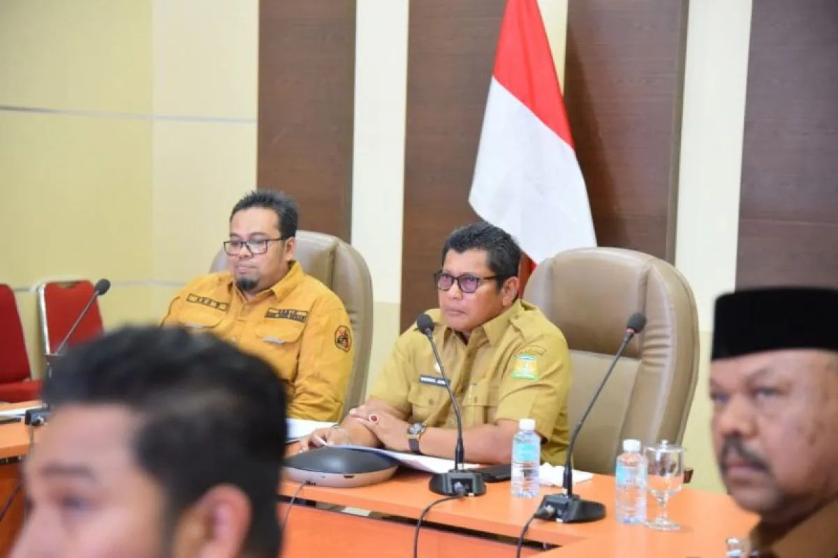 Sekda Aceh Besar Bahrul Jamil S.Sos, MSi memimpin rapat Persiapan pemenuhan Permintaan Dokumen KPK RI di Jantho, Selasa (26/8/2025). (Foto: MC Aceh Besar)