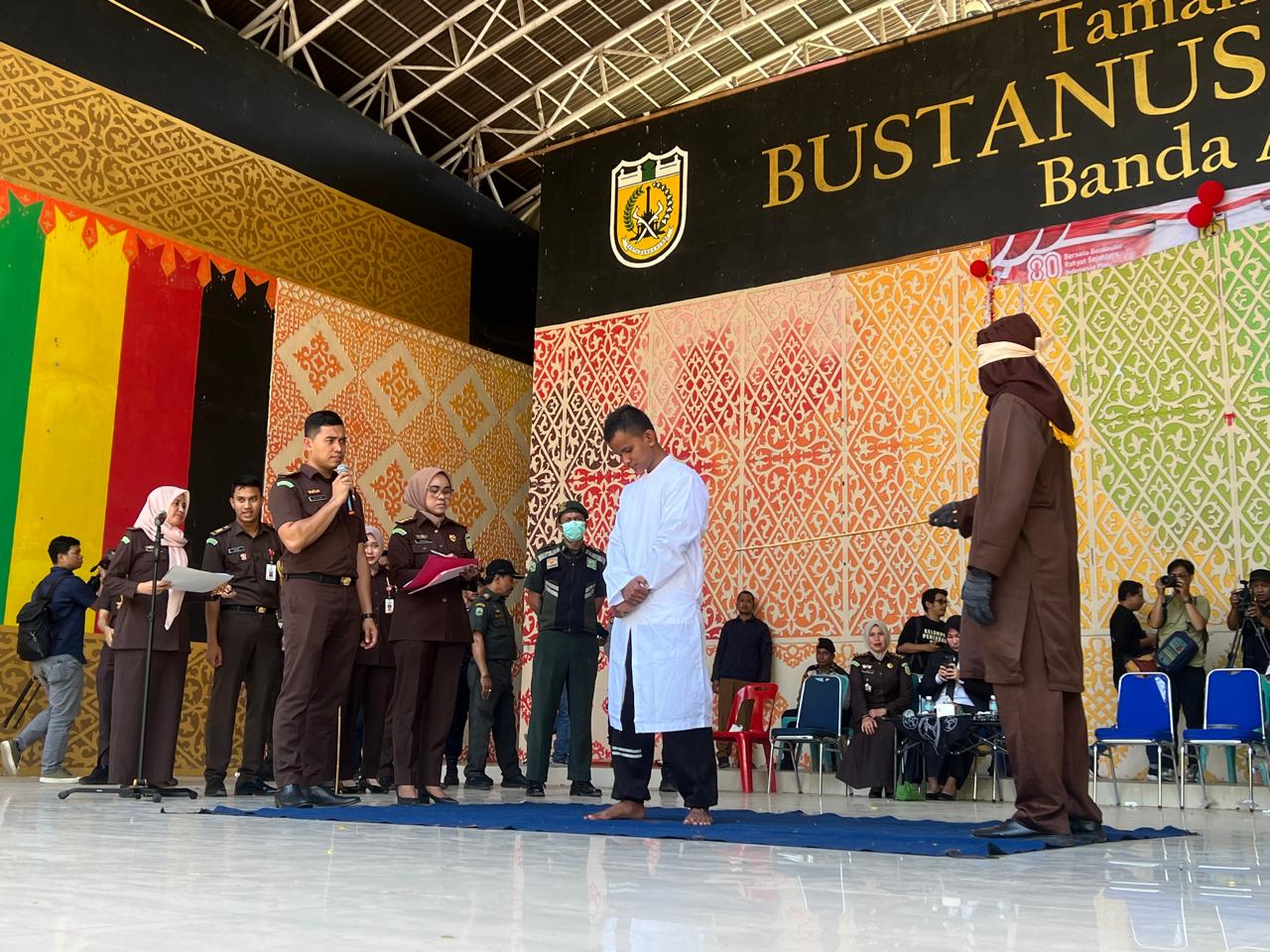 Pelanggar jarimah liwath saat menjalani hukuman cambuk. (Foto: Nukilan/Rezi)