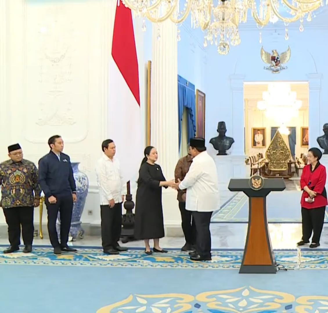 Presiden Prabowo saat bersalaman dengan Ketua DPR RI, Puan Maharani seusai Konferensi Pers di Istana (Foto: YouTube Setpres)