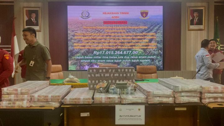 Kejati Aceh menahan tiga tersangka dalam kasus dugaan korupsi dana peremajaan (replanting) kelapa sawit di Kabupaten Aceh Jaya. (Foto: Dokumentasi/ Istimewa)