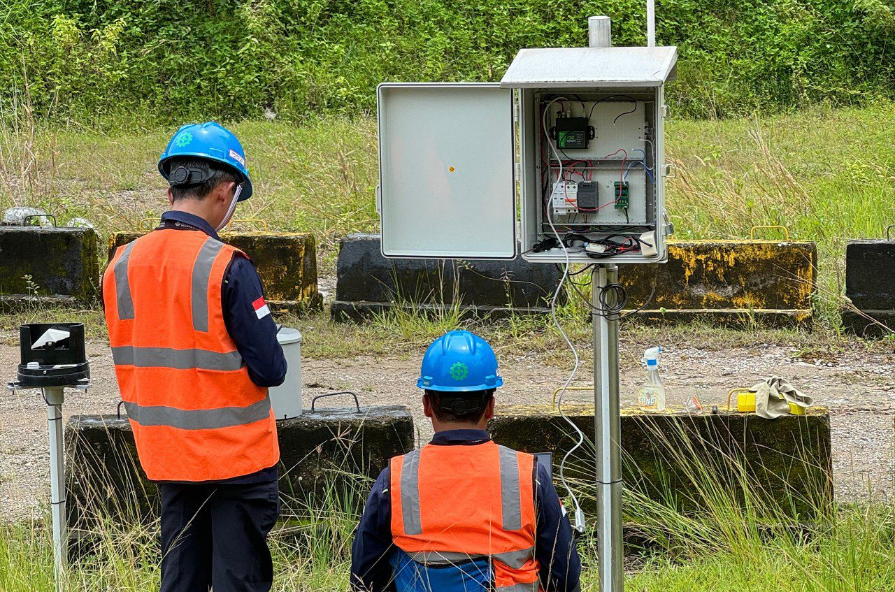 PT SBA dan BMKG Aceh Pasang Alat Mitigasi Bencana Hidrometeorologi. (Foto: ist)